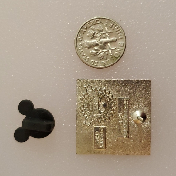 DISNEY Hidden Mickey pin 1 of 5 2009 Official Disney Parks Disneyland Collect. - Picture 2 of 5